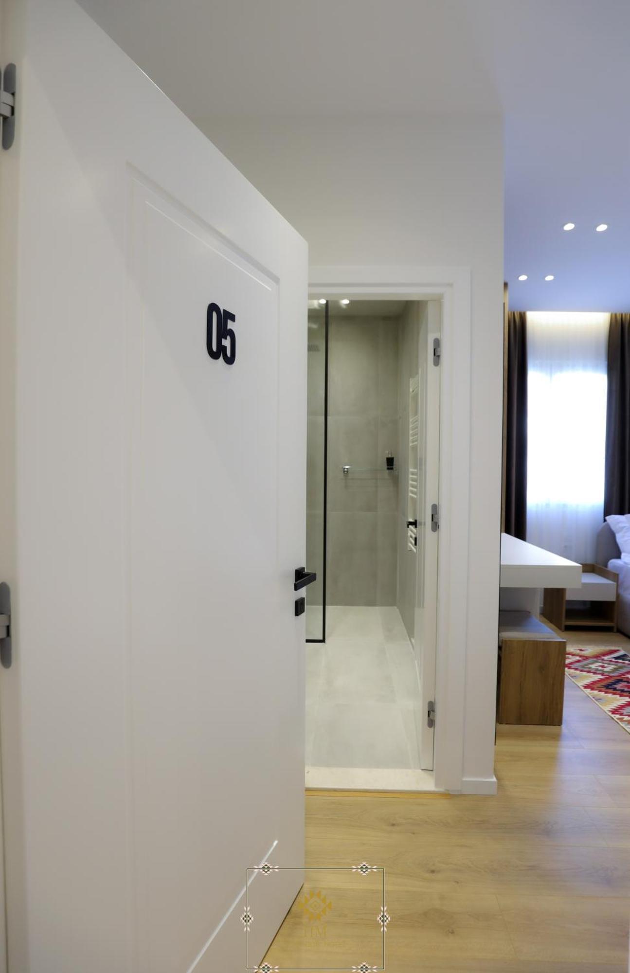 Hm Boutique Hotel Krujë Екстериор снимка